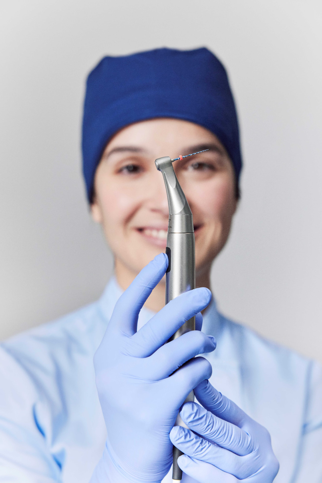 Profissional apresentando solução endodôntica Dentsply Sirona